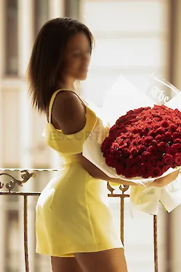 Safia Jones - picture 1 of 5