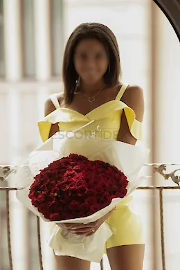 Safia Jones - picture 1 of 5