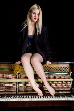 Arina - picture 1 of 4