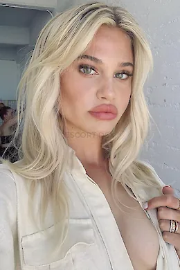 Model Mary - picture 1 of 5