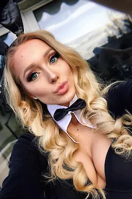 LAVINIA - picture 1 of 6