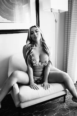 Carla Bruni - picture 1 of 6