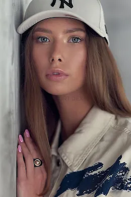 BETTINA - picture 1 of 5