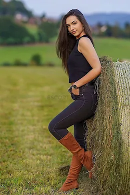 KIRSTY - picture 1 of 6