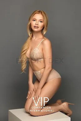 Stefany - picture 1 of 6