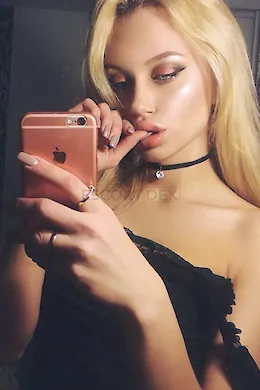 MICHELLE SEXY - picture 1 of 5