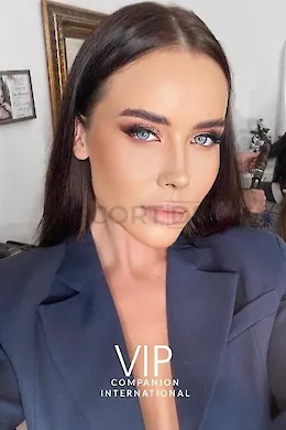 Julia - picture 1 of 6