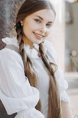 LYNETTE - picture 1 of 5