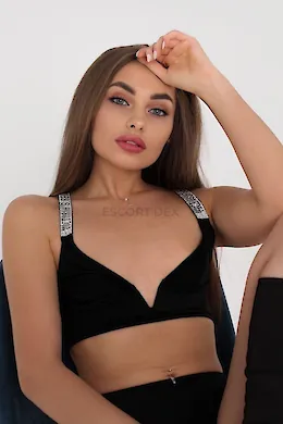 LYNETTE - picture 1 of 5