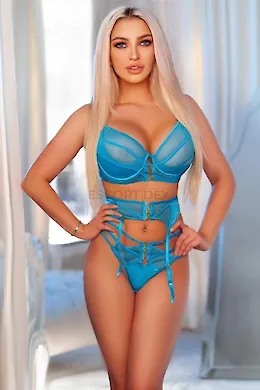 Julia - picture 1 of 6