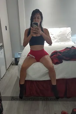 Dayana - picture 1 of 6