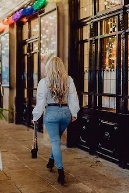 Elle Sanderson - picture 1 of 5