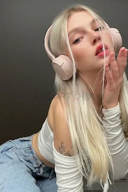 KELLI - picture 1 of 6