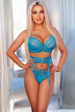 Julia - picture 1 of 5