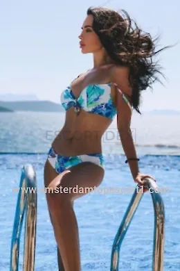 Amelia - picture 1 of 5