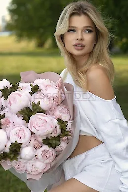 LAINIE - picture 1 of 6