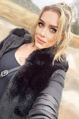 Hollie - picture 1 of 6