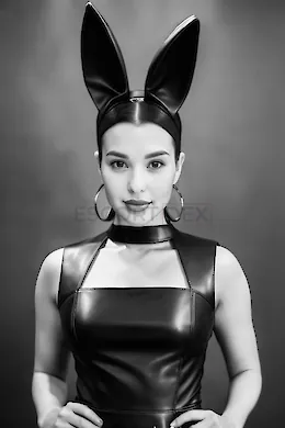 V (Mistreess) v - picture 1 of 6