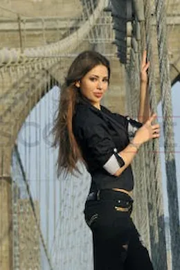 Alicia - picture 1 of 6