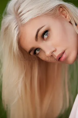 LAURA - picture 1 of 6