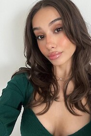 Gisla available in Parijs