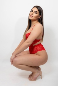 Larissa available in Londen