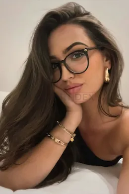 KIRSTY - picture 1 of 6