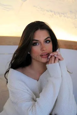 Karina - picture 1 of 6