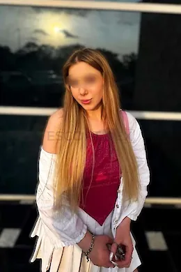 Ainhoa - picture 1 of 7