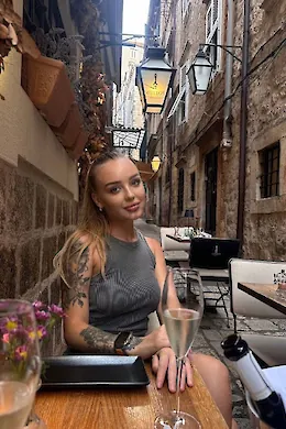 ALYONA - picture 1 of 6