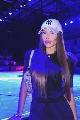 ARIANA - picture 1 of 6