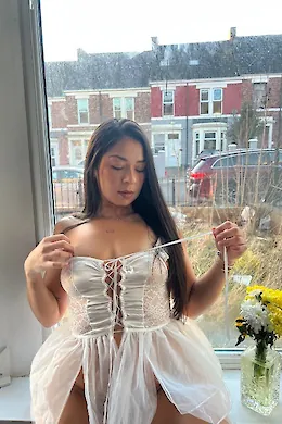 Zoe Lancaster - picture 1 of 8