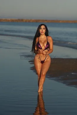 Laura - picture 40000000001 of 6