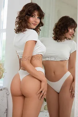 Melanie - picture 6 of 6