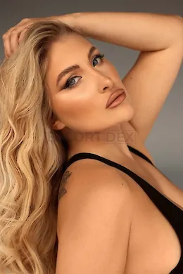 Camilla - picture 1 of 9