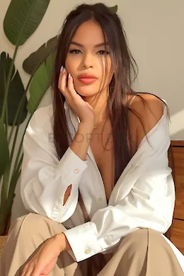 Bettina - picture 1 of 8