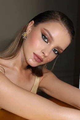 Dee - picture 1 of 6