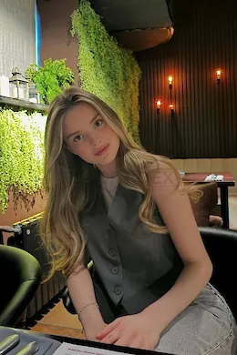 Dee - picture 1 of 6