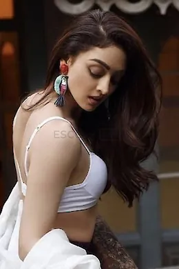 Ayesha - picture 1 of 3