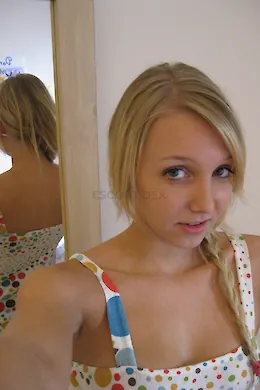 Leana Lexi - picture 1 of 3