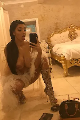 Vicky - picture 1 of 4