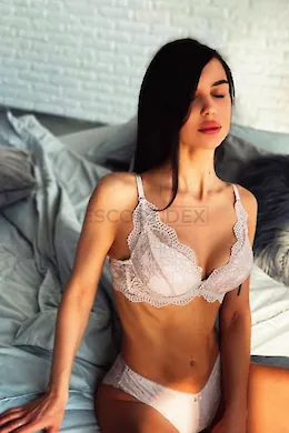 Adrianne - picture 1 of 4