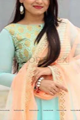 KAREENA DHAWAN - picture 1 of 4