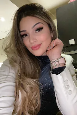 Riana - picture 1 of 4