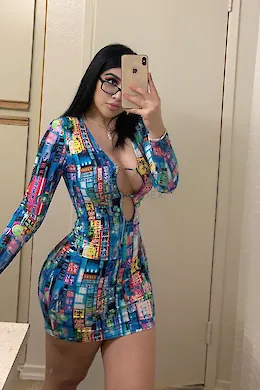 Evelyn - picture 1 of 4